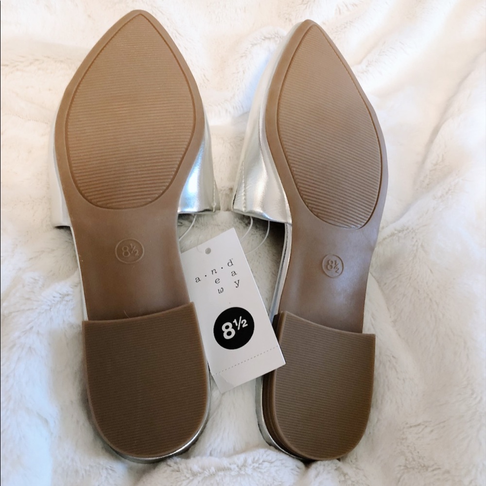 1 LEFT! NWT🎉 Women’s Slip On Pointed Silver Flats - Picture 4 of 5